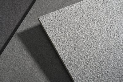 壁のタイルを作るためにレイシ表面の花崗岩を使用することの利点は何ですか
