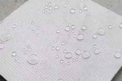 雨季の雨季に石を維持する方法は？