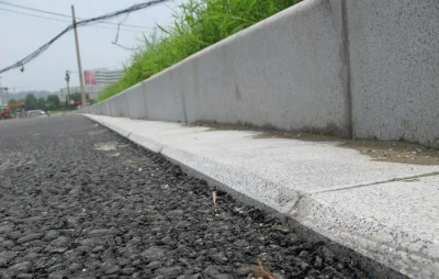 道端の石が破損した原因は何ですか。